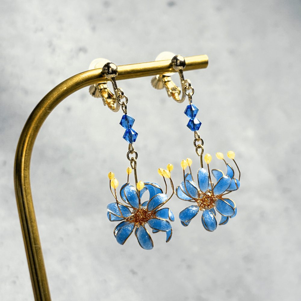 【彼岸花／曼珠沙華】イヤリング ブルー／ニッケルフリー／青い2粒のストーン／レジン×ワイヤー／幻想的な青／和装／受注製作